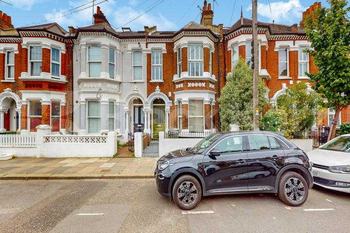 Spacious garden flat on bordering Clapham and Brixton. Ashmere Grove, Clapham / Brixton